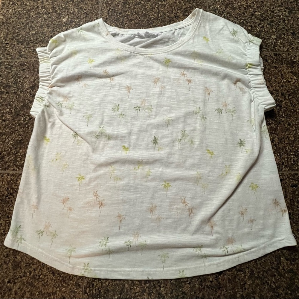 Women’s Blouse. White with palm trees. Elastic sleeve detail. Size XL